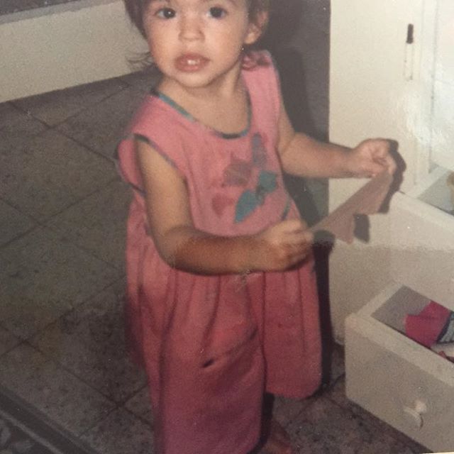 Deniz Baysal وهي صغيرة Deniz Baysal وهي صغيرة