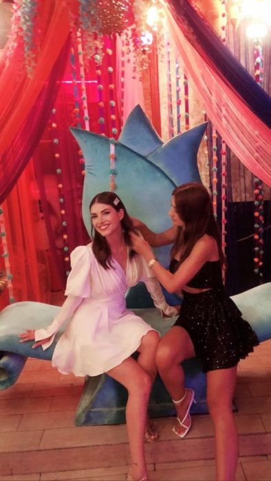 دينيز بايسال مع صديقتها المقربة دينيز بايسال مع صديقتها المقربة