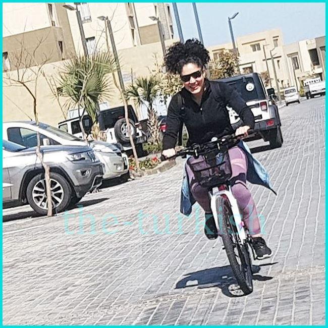 ندي موسي تركب العجل في الشارع