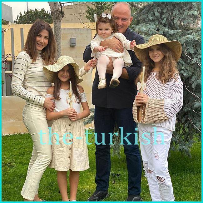 صورة نانسي عجرم وزوجها وبناتها